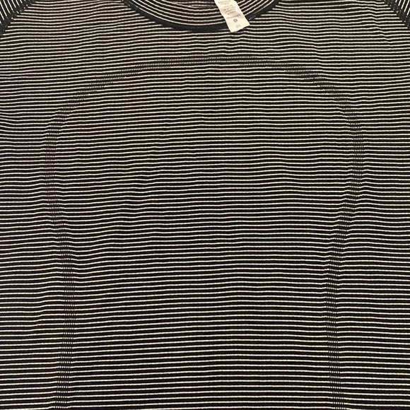 Lululemon tee - Picture 2 of 6